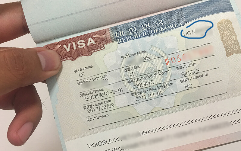 Số visa được nằm ở trên góc trái của visa được cấp